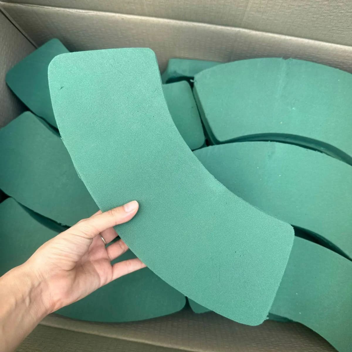 Thùng Xốp Vòng Cắm Hoa Oasis Cao Cấp (68 Viên)